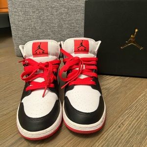 Air Jordan 1 Mid. Size 4Y black/white/red